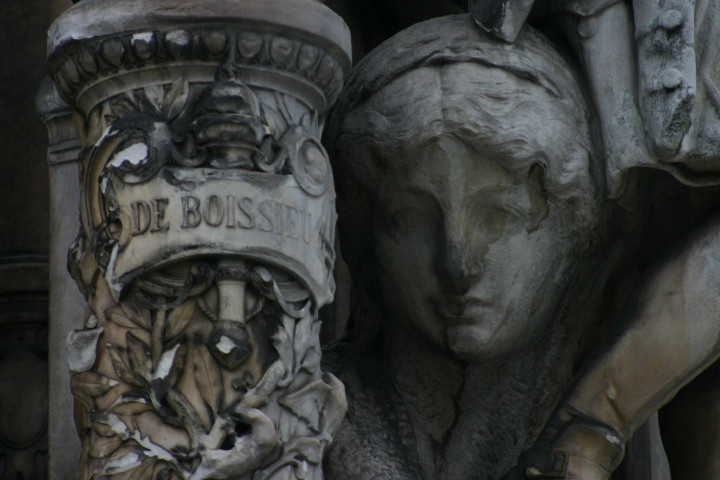 Place des Jacobins, fontaine de Gaspard André, détail des sculptures.
