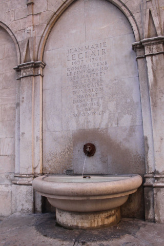 Derrière l'église Saint-Nizier, fontaine à la mémoire de Jean-Marie Leclair.