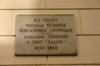 30 rue Sainte-Hélène, plaque en mémoire de Nicolas Yéméniz (bibliophile) et Adélaïde Yéméniz.