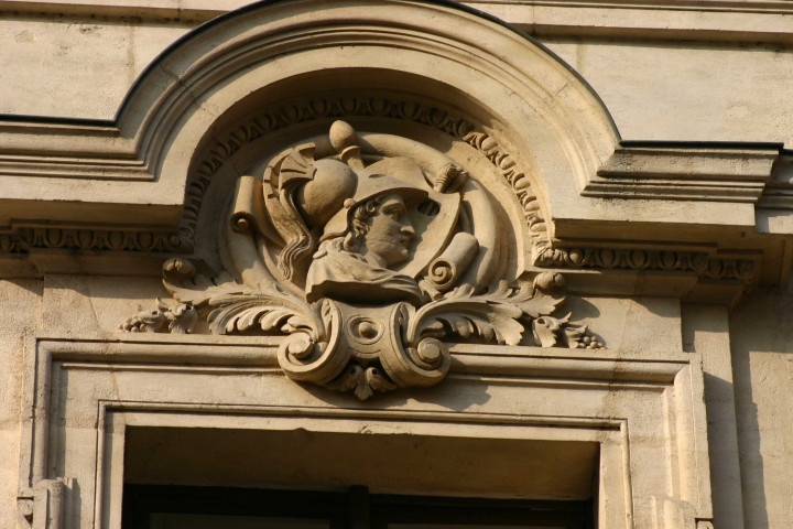 Détail de la façade sur la place de la Bourse.