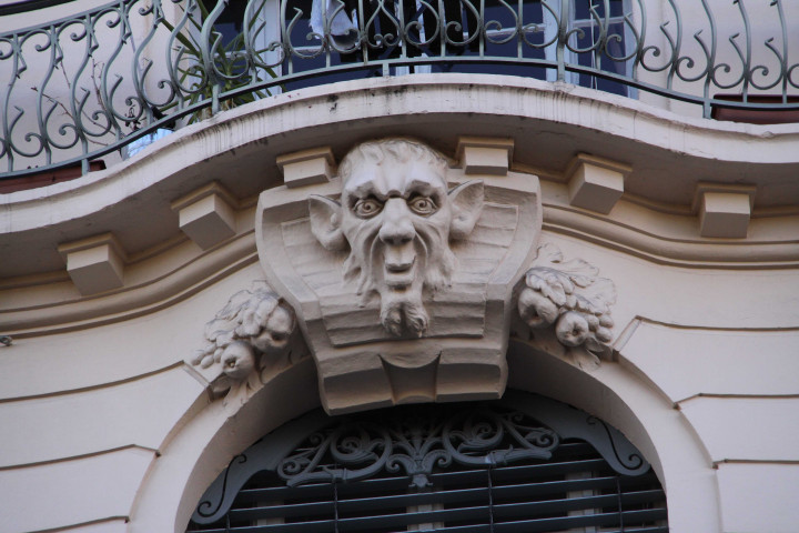 2 Place Jules-Ferry, détail de la façade.