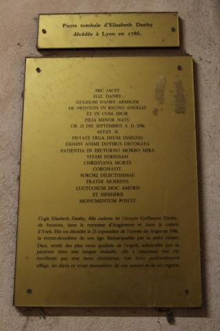 Cour de la Pharmacie, plaque en hommage à Elisabeth Danby.