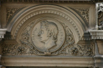 22 rue Constantine, médaillon à l'effigie de François Lemot.