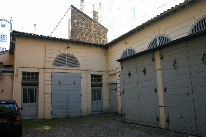 20 rue Auguste-Comte, cour intérieure et vue sur le n°15.