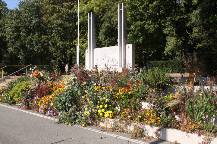 Monument aux Fusillés de 1944, bas-relief, liste des noms, inscriptions, panneau.