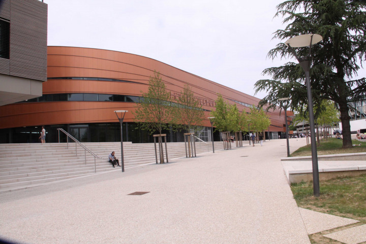 Vue de l'entrée de la salle Diagana.