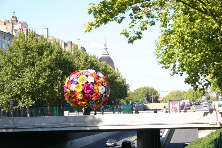 Quai du Docteur-Gailleton, place Antonin-Poncet, sculpture "Flower Tree" dans le cadre de la biennale d'art contemporain.
