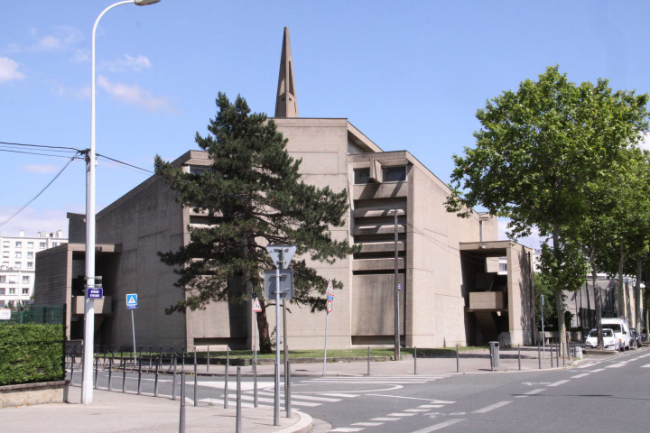 Eglise Saint-Jean-Apôtre, vue extérieure.