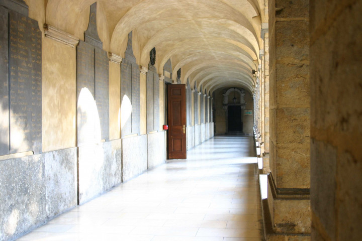 Cour intérieure et vue du Grand-Dôme.