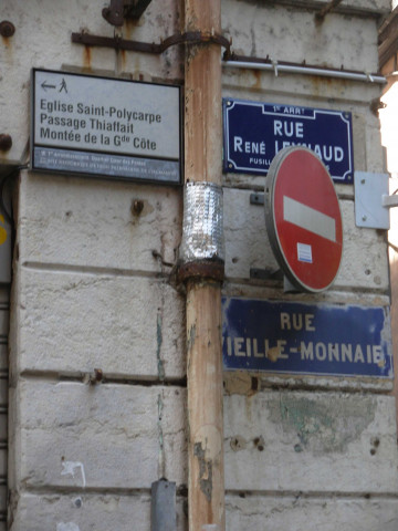 Angle de la rue René-Leynaud et de la montée Saint-Sébastien, plaques de rues.