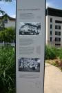 Angle de la rue Raoul-Servant et de la rue Professeur-Zimmermann jardin des 44 enfants d'Izieu, plaque historique.