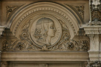 22 rue Constantine, médaillon à l'effigie de Louise Labbé.
