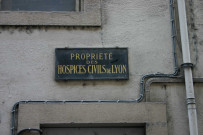 3 rue de Savoie, plaque de propriété des Hospices civils de Lyon.