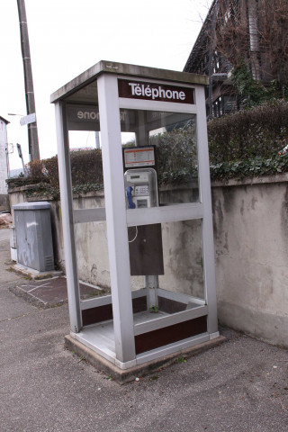 Quai Paul-Sedaillan vers la rue Joannès-Carret, cabine téléphonique.