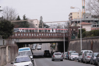 Pont métro et route.