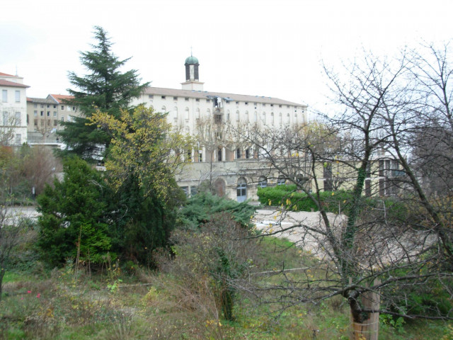 Vues sur le bâtiment.