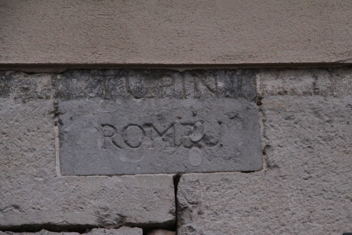 Angle de la rue Thomassin et du quai Jules-Courmont, ancienne plaque de la Rue Tupin-Rompu.