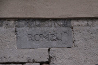 Angle de la rue Thomassin et du quai Jules-Courmont, ancienne plaque de la Rue Tupin-Rompu.
