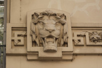 Sculpture de tête de lion de la façade.
