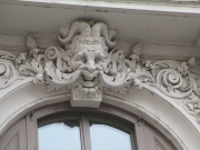 5 rue Président-Carnot, sculpture au-dessus d'une fenêtre.