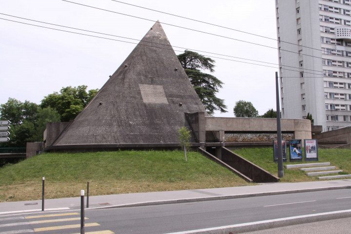 Vue du Ciné-Duchère (anciennement l'église-de-Balmont).