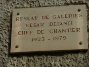 Entrée du parc Sutter, plaque en mémoire de César Defanti (chef de chantier).