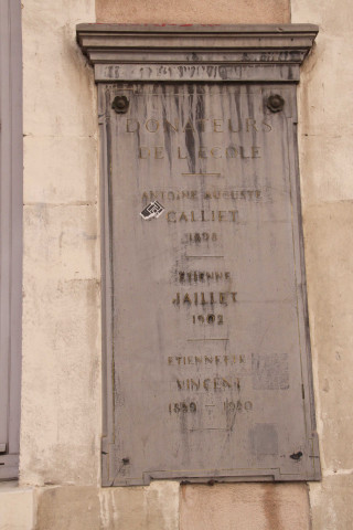 1 rue des Pierres-Plantées, plaque en hommage aux donateurs de l'école.