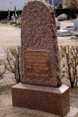 Cimetière ancien, stèle en mémoire des Français reposant en Algérie et en Outre-mer.
