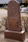 Cimetière ancien, stèle en mémoire des Français reposant en Algérie et en Outre-mer.