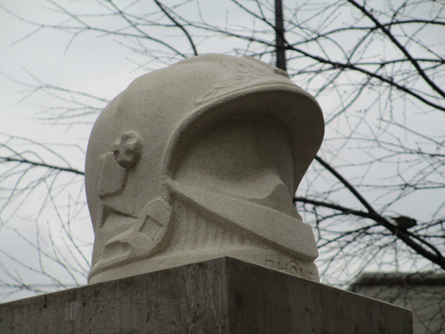 Stèle en hommage au pompier Stéphane Abbes, casque.