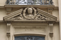 7 place d'Helvétie et rue Malesherbes, détail sur la façade, Roger.