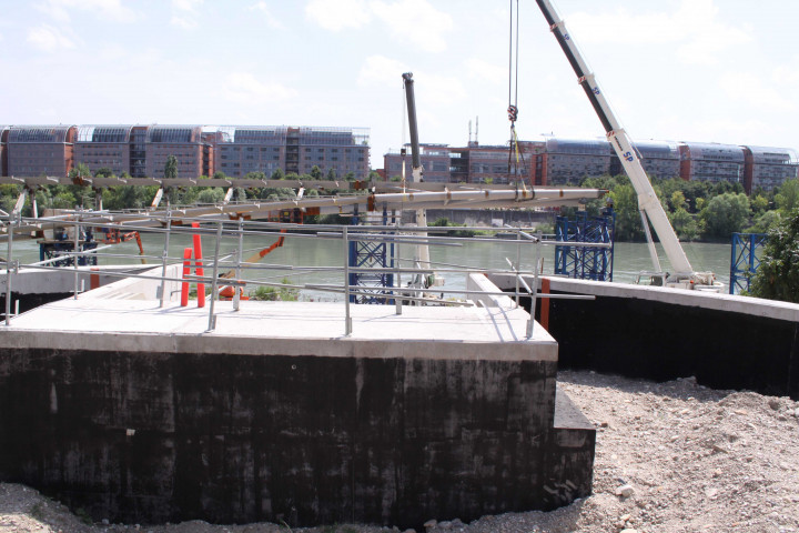 Construction de la Passerelle de la Paix.