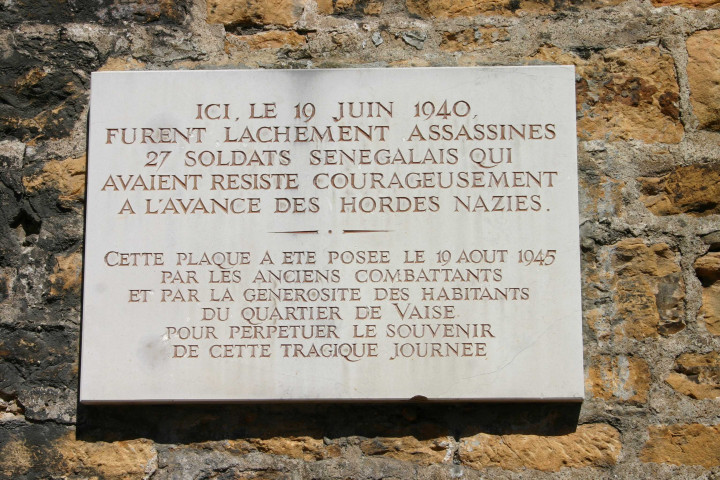 Plaque en mémoire des soldats sénégalais assassinés par les nazis.