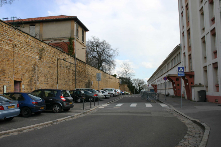 19 montée du Télégraphe, au niveau du groupe-scolaire Albert-Camus.