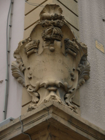 Angle sud-ouest de la Grande-rue de la Guillotière et de la rue des Trois-Rois, statue.