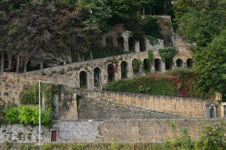 Ouvrage de soutènement du Petit Fontanière vu de la Saône.