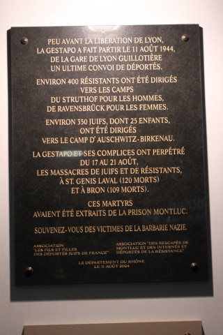 Centre d'échange, mail piéton, plaque commémorative.