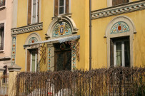 Décors de façade en céramique.