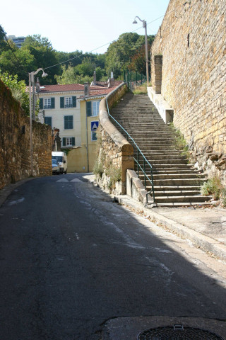 Escalier menant à l'avenue Debrousse.