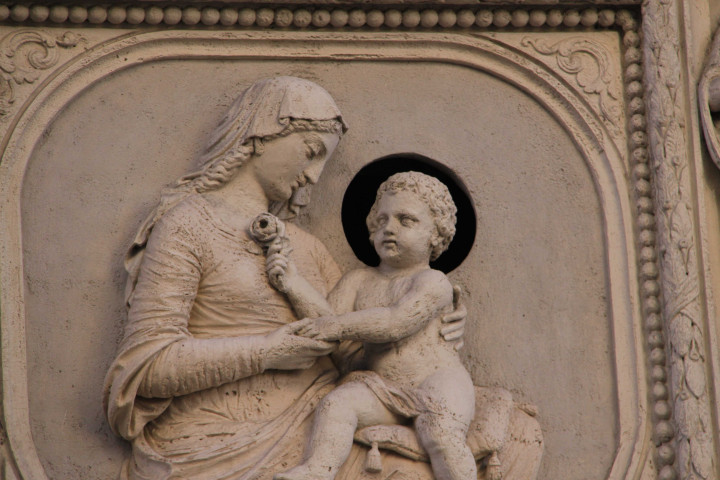 2 rue Grenette, Vierge à l'enfant.