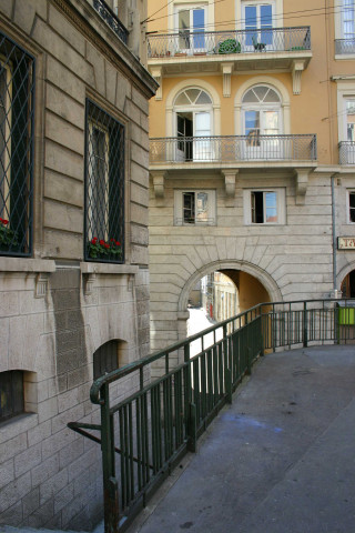 Angle sud-ouest de la rue du Jardin-des-Plantes et de la montée Fernand-Rey.