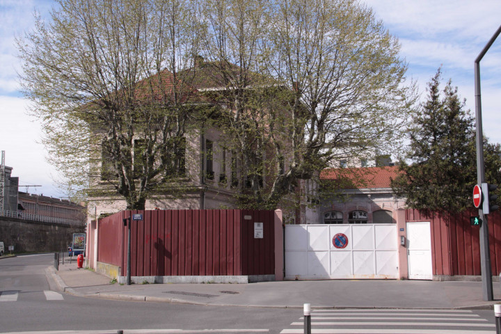 Au numéro 79 du cours Vitton, service voirie du Grand-Lyon.