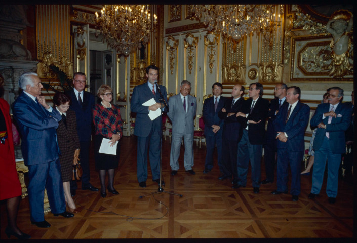 Cérémonie de départ : réception à l'Hôtel de Ville pour le départ de J.-L. Rocher, en présence du maire de Lyon Michel Noir.