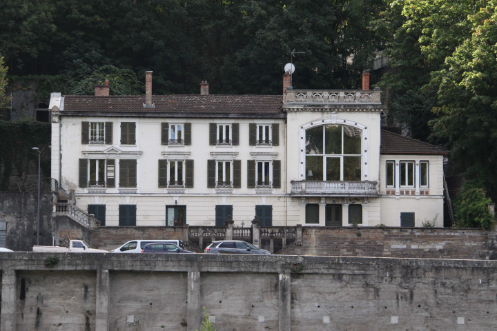 47 quai Clémenceau.