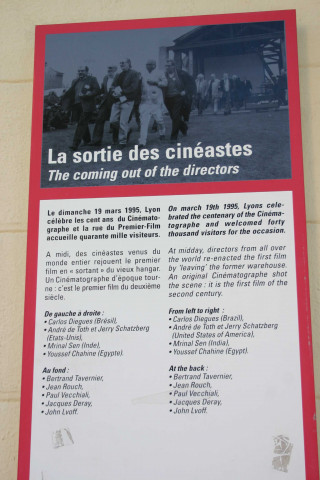 Institut Lumière, plaque commémorative et panneaux informatifs.