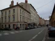 Angle nord-ouest rue de la Madeleine et de la rue Montesquieu.