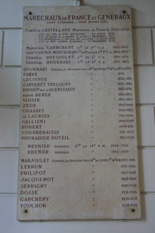 Intérieur, plaque en mémoire des Maréchaux et Généraux de France.