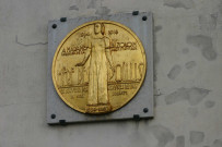 Quai nord, plaque en mémoire de Clotilde Bizolon.