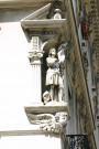 Angle nord-ouest de la rue Vaubecour et de la rue de Condé, statue de Jeanne d'Arc.