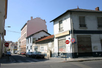 Angle nord-ouest de la rue du Dauphiné et de la rue David.